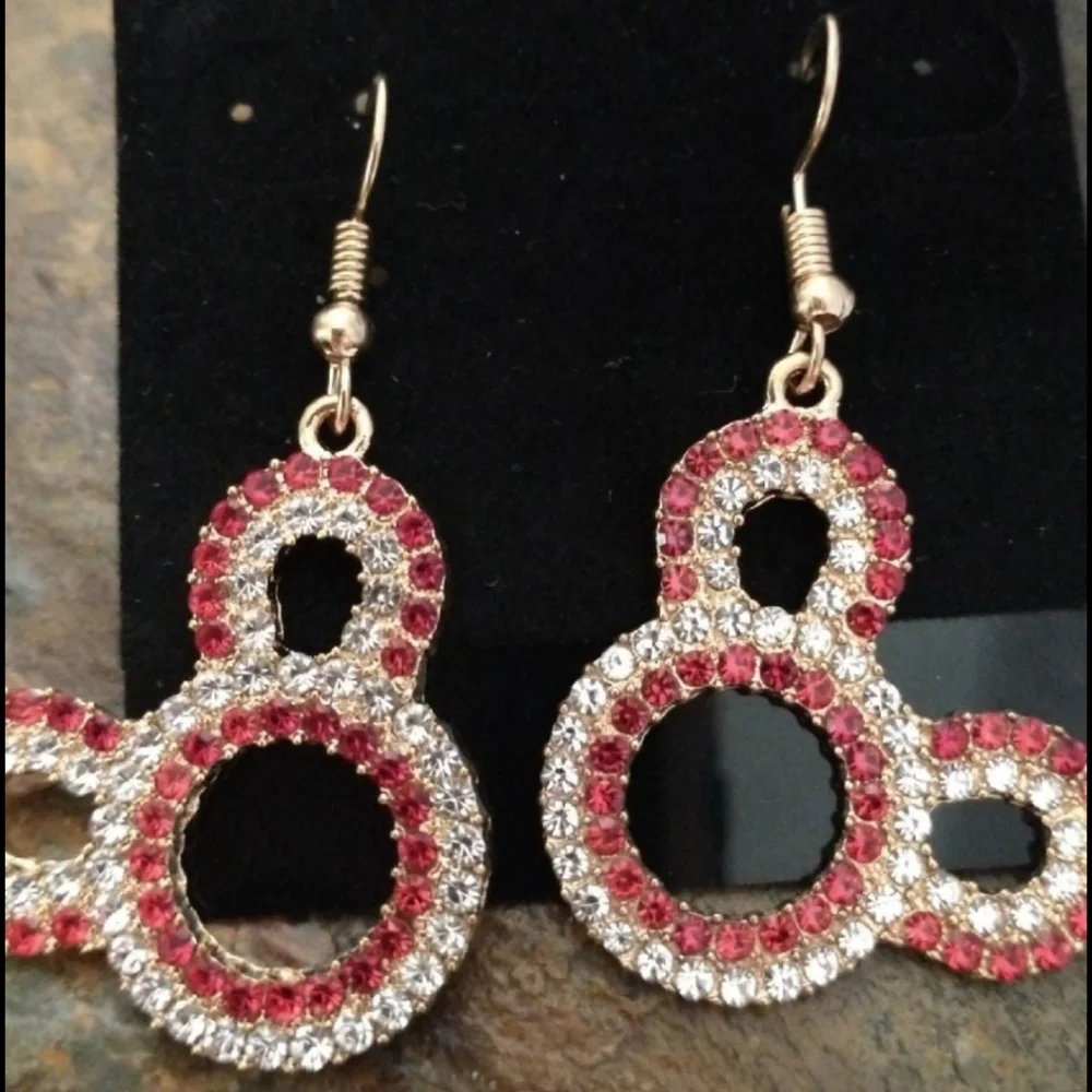Minnie Mouse pierced earrings, NWOT - Picture 1 of 3